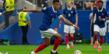 Kylian Mbappé dribbling for France during the 2026 FIFA World Cup; file photo, not from El Clásico.