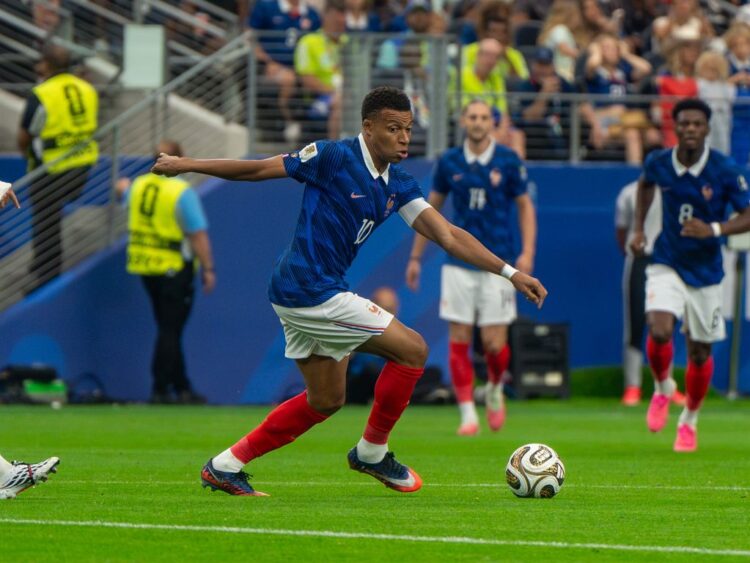 Kylian Mbappé dribbling for France during the 2026 FIFA World Cup; file photo, not from El Clásico.